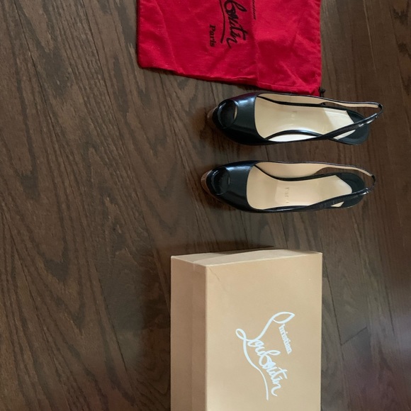 Cristian Laboutin Sandal in Black leather with sling back and peep toe. - Picture 2 of 10